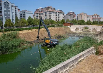 Ayvalı Dere’de temizlik ve ıslah çalışması