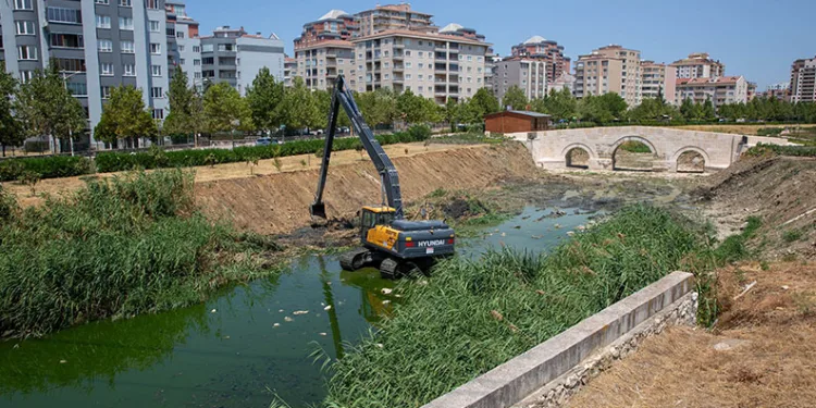 Ayvalı Dere’de temizlik ve ıslah çalışması