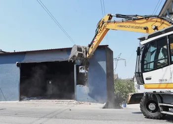 Yüksek gerilim hattına yapılan kaçak iş yeri yıkıldı