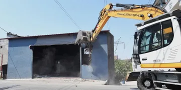 Yüksek gerilim hattına yapılan kaçak iş yeri yıkıldı