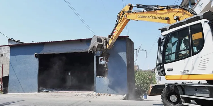 Yüksek gerilim hattına yapılan kaçak iş yeri yıkıldı