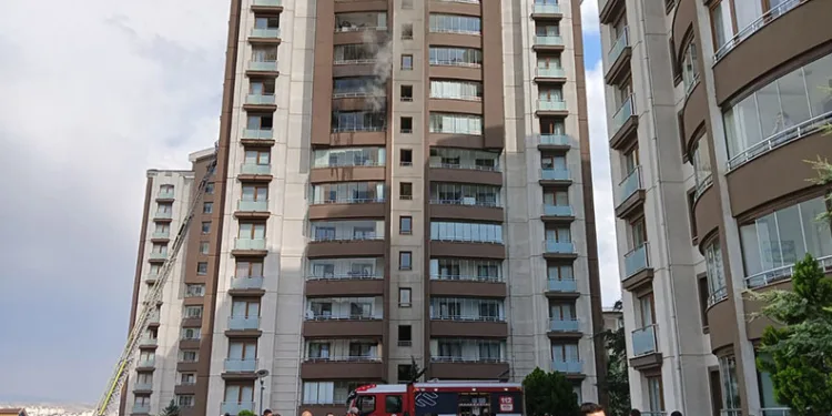 Ankara’da 14 katlı binada çıkan yangında mahsur kalan anne ile oğlu kurtarıldı