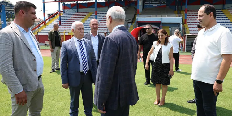 Büyükşehir, Mustafakemalpaşa İlçe Stadı’nı sil baştan yeniledi