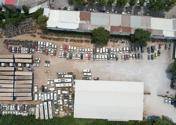 Araç mezarlığına dönen otoparklar temizlenecek