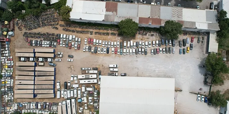 Araç mezarlığına dönen otoparklar temizlenecek