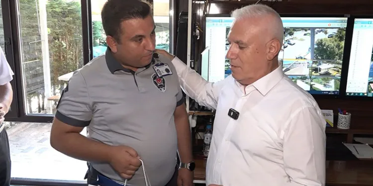 Bursa’da çocuğu ölümden kurtaran güvenlikçiye ödül