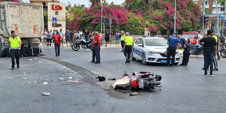 Tarsus’ta kamyon ile motosiklet çarpıştı: 1 ölü, 1 yaralı