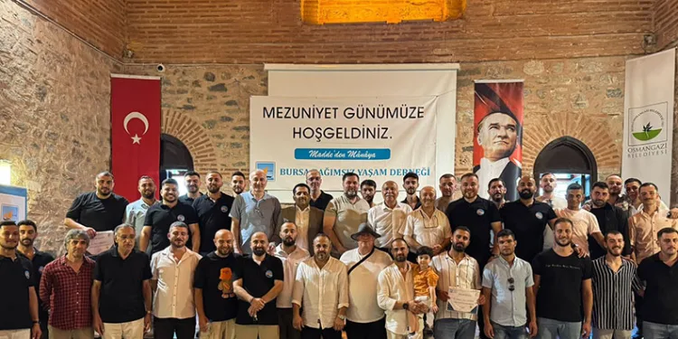 Bağımlılıklarını yenen bireyler mezuniyet coşkusunu yaşadı