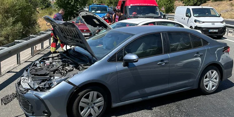 Asfaltın erimesi zincirleme kazaya neden oldu: 8 yaralı