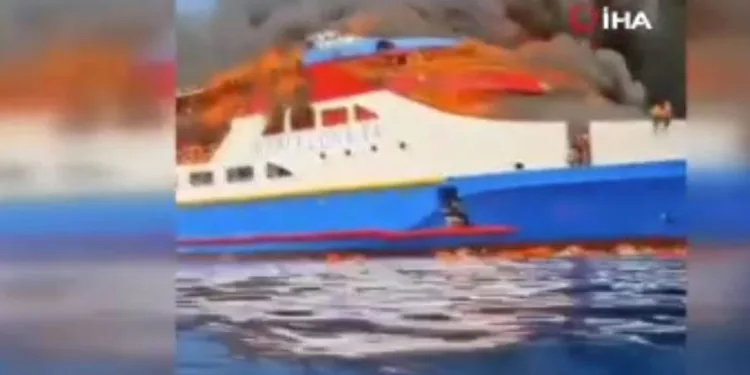 Endonezya’da yolcu gemisinde yangın: 3 ölü