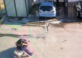Motosikletli genç kız benzinlikte yıkanan otomobile çarptı