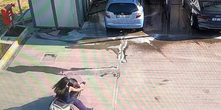 Motosikletli genç kız benzinlikte yıkanan otomobile çarptı