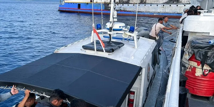 Endonezya’ya 3 kişinin öldüğü feribot yangınında 568 kişi kurtarıldı