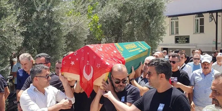 Evinde ölü bulunan yarış spikeri toprağa verildi