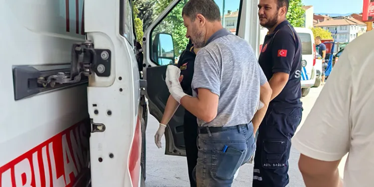 Bursa’da elini bıçkıya kaptıran adamın parmakları parçalandı