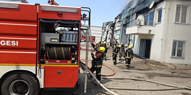 Kayseri’de mobilya fabrikası yangını