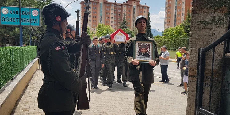 Kıbrıs gazisi toprağa verildi