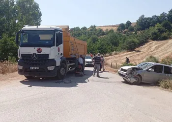 Bursa’da kamyon ile otomobil kafa kafaya çarpıştı