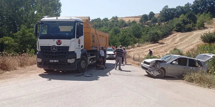 Bursa’da kamyon ile otomobil kafa kafaya çarpıştı