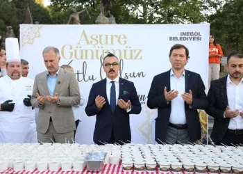 İnegöl’ün yeni meydanında aşure kazanları kaynadı