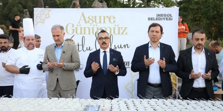 İnegöl’ün yeni meydanında aşure kazanları kaynadı