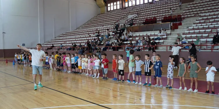 Bekir Aydın’dan Gençlere Forma Sürprizi