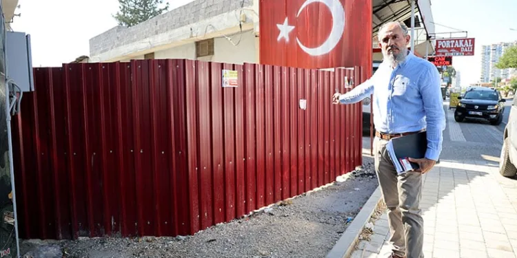 “Tapulu arazim” dedi, sokağın girişini kapattı