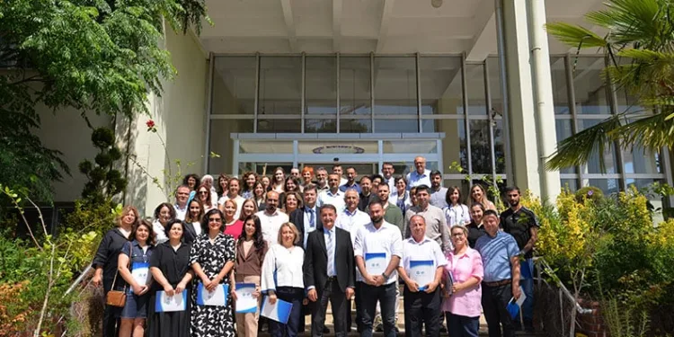 BUÜ’de başarılı akademisyenler ödüllendirildi