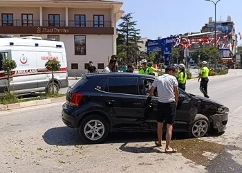 Bursa’da iki araç kafa kafaya çarpıştı: 4 yaralı