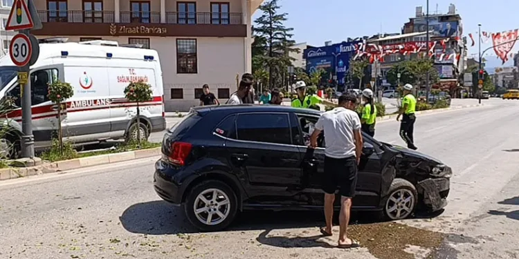 Bursa’da iki araç kafa kafaya çarpıştı: 4 yaralı