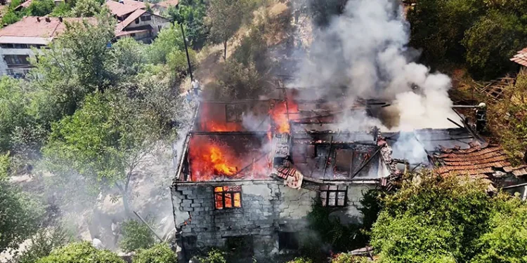 Otluk alanda sıçrayan yangın iki katlı evi kül etti