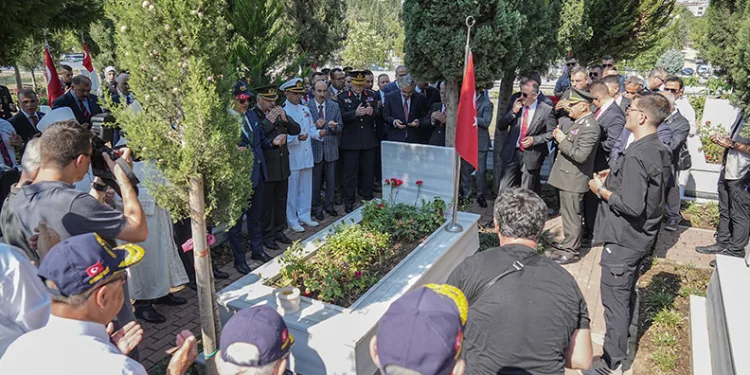 Bursa’da 15 Temmuz anma programları şehitlik ziyaretiyle başladı