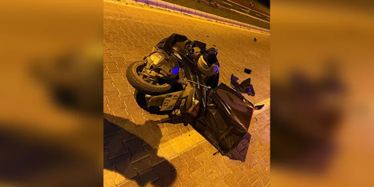 Hafif ticari araç bariyerlere ok gibi saplandı 2 kişi hayatını kaybetti