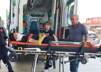 Bursa’da motosiklet dolmuş durağına daldı