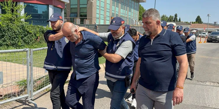 Tırpanla ot biçerken parmağını kopardı