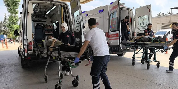 Bursa’da ağaca çarpan otomobildeki 2 kişi yaralandı