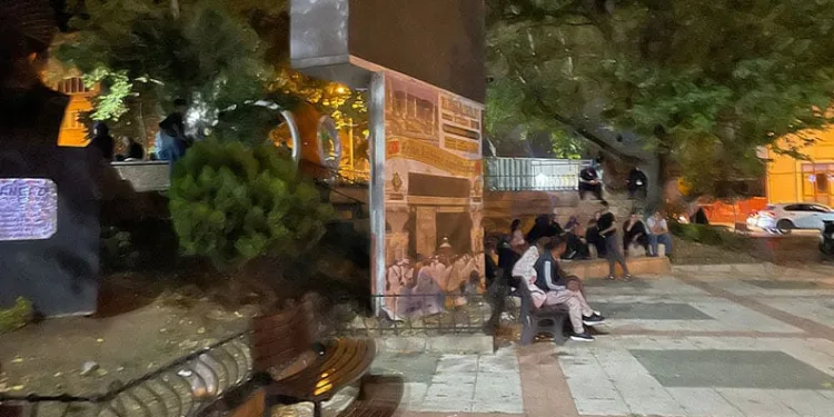 Deprem korkusuyla geceyi sokakta geçirdiler