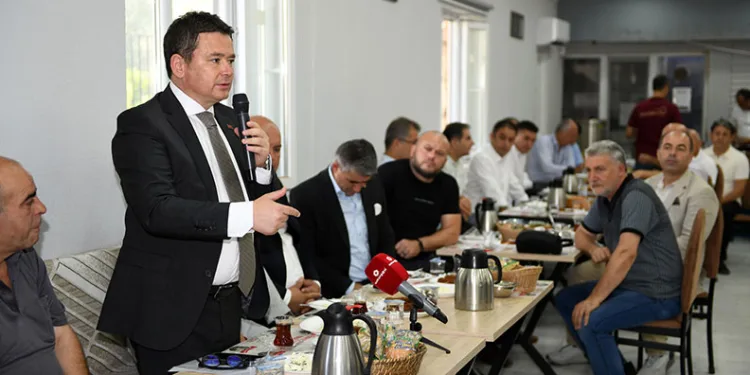 Erkan Aydın, Güneştepe’de vatandaşın sesine kulak veriyor