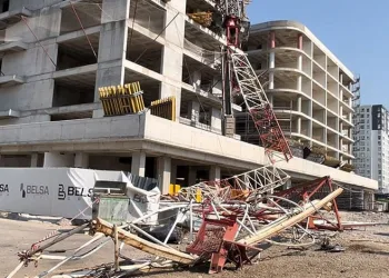 Bursa’da inşaat alanında vinç devrildi, operatör mahsur kaldı