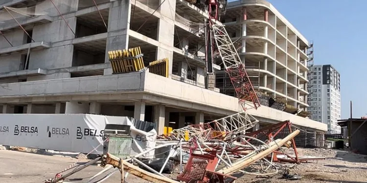 Bursa’da inşaat alanında vinç devrildi, operatör mahsur kaldı