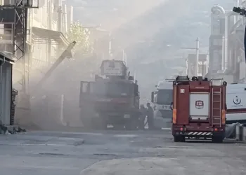 Bursa’da mobilya fabrikası alev alev yandı