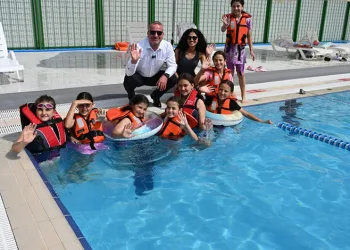 Karacabey’de yenilenen açık yüzme havuzu hizmete girdi