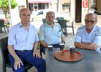 Emekliler lokali mahallede sosyal hayatı canlandırdı
