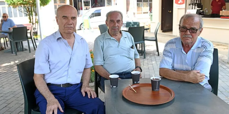 Emekliler lokali mahallede sosyal hayatı canlandırdı