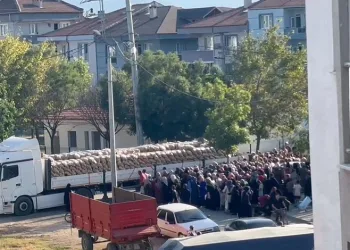 Bursa’da bir hayırsever 30 ton patatesi ücretsiz dağıttı