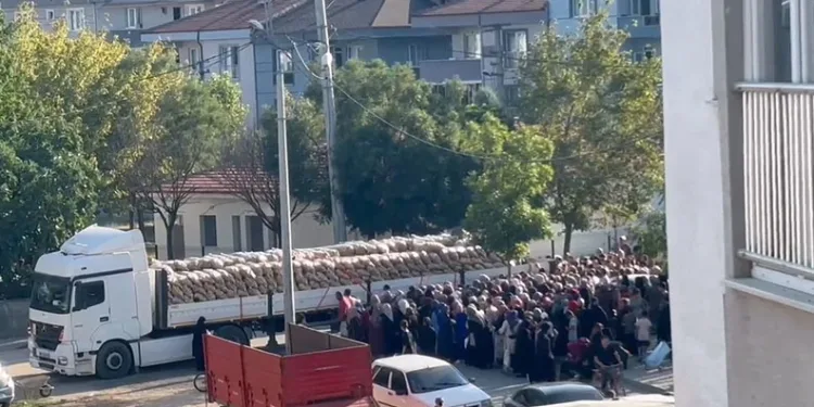 Bursa’da bir hayırsever 30 ton patatesi ücretsiz dağıttı