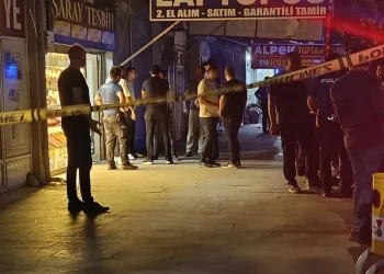 Yemek yerken çıkan tartışmada karısını öldürdü