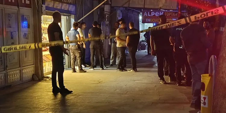 Yemek yerken çıkan tartışmada karısını öldürdü