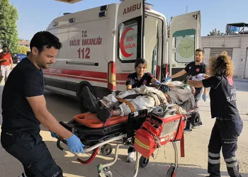 Bursa’da fabrikanın çatısından düşen işçi ağır yaralandı