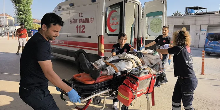 Bursa’da fabrikanın çatısından düşen işçi ağır yaralandı